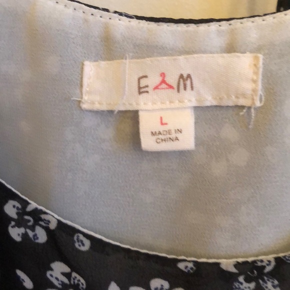 3/$15 Cute Flower Patterned Top 🌺🌺 - Picture 3 of 4